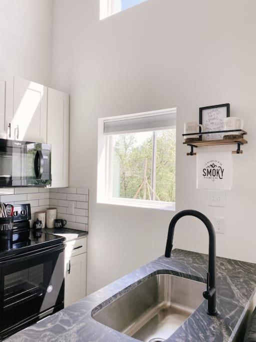 Апартаменты Modern Smoky Mountain Tiny House Пиджен-Фордж Экстерьер фото
